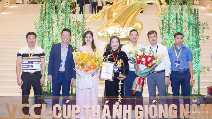 Đại diện gia đình và doanh nghiệp chúc mừng bà Nguyễn Thị Vinh tại lễ vinh danh.